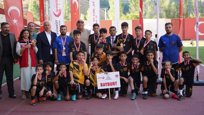 Gumushanedeki Futbol Turnuvasinda Bayburt Kalegucu Sampiyon1