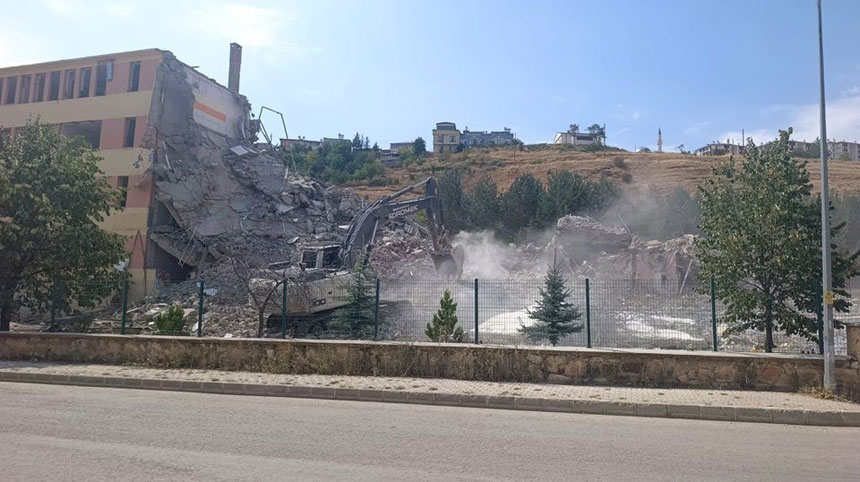 Bayburtta 41 Yillik O Okul Binasi Yikildi1