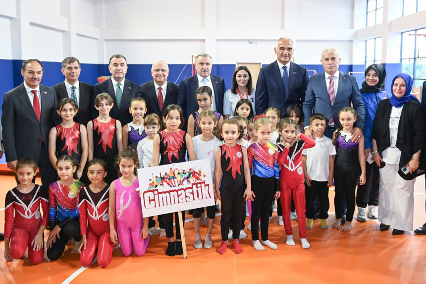 Bakan Guler Bayburtun Spor Basarilarina Dikkat Cekti3