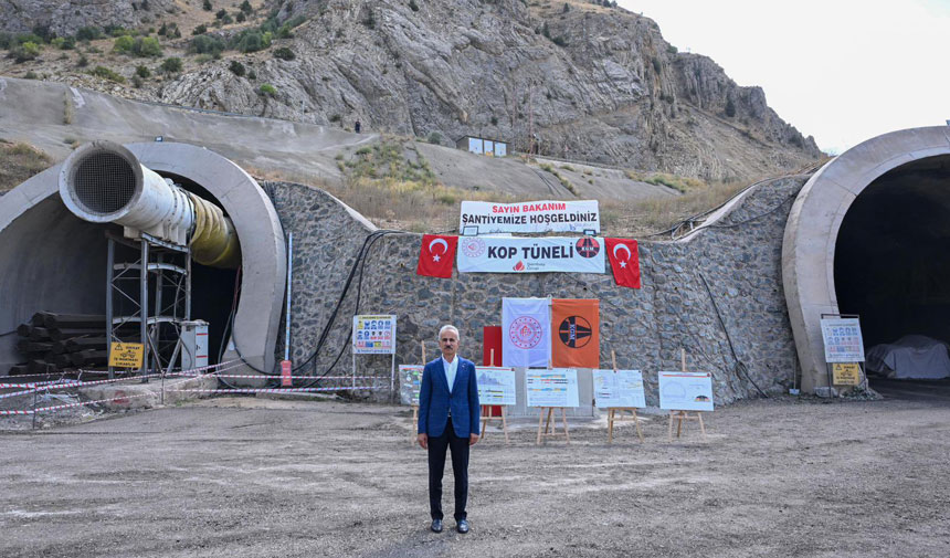 Ulastirma Ve Altyapi Bakani Uraloglu Kop Tunelinde Incelemelerde Bulundu2