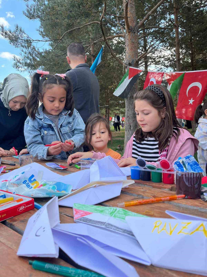 Bayburtlu Cocuklar Coruh Nehrinden Filistine Destek Mesaji Gonderdi1