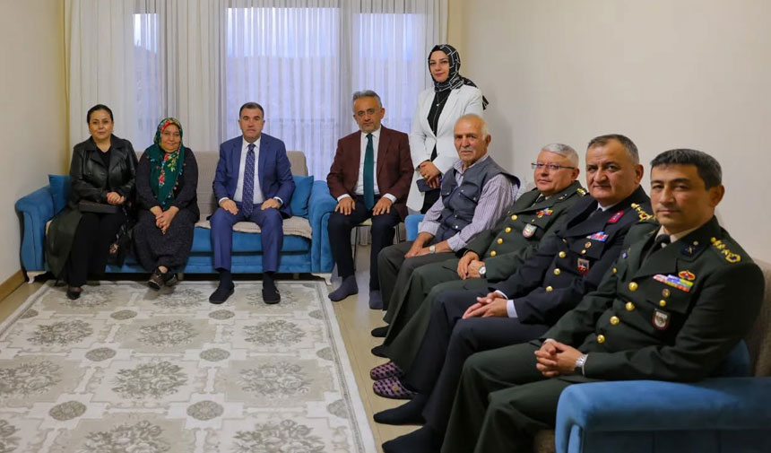Vali Eldivandan Sehit Ailesine Ve Kibris Gazisine Anlamli Ziyaret1