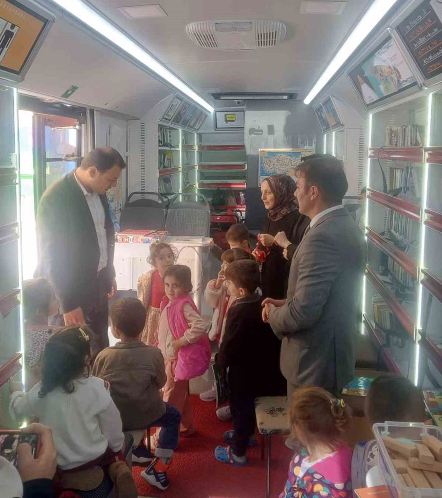 Aydintepede Ogrenciler Gezici Kutuphane Ile Bulustu1