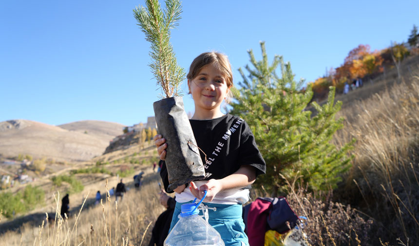 Bayburtta Ogrenciler Aileleriyle Birlikte Yesil Vatan Icin Fidan Dikti1