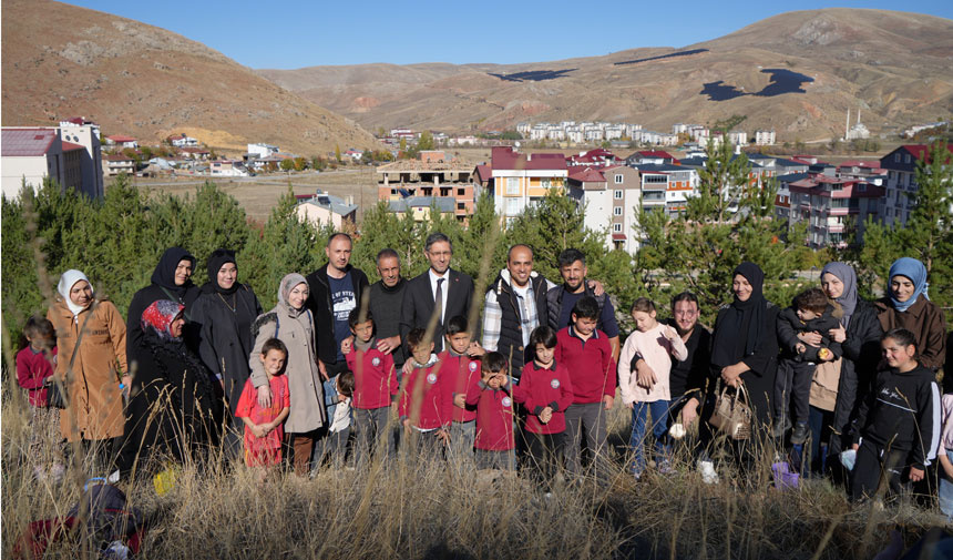 Bayburtta Ogrenciler Aileleriyle Birlikte Yesil Vatan Icin Fidan Dikti3