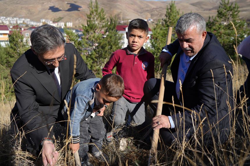 Bayburtta Ogrenciler Aileleriyle Birlikte Yesil Vatan Icin Fidan Dikti5