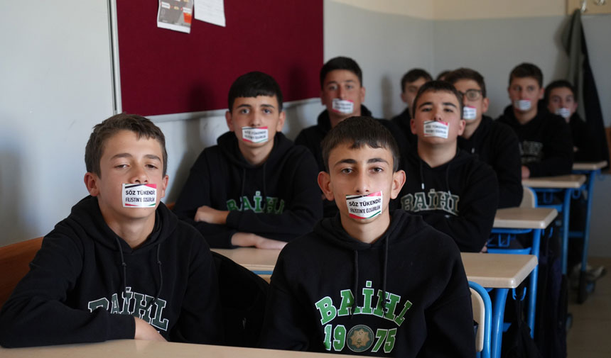 Bayburtta Ogrencilerden Filistin Ve Gazze Icin Sessiz Ciglik Eylemi4