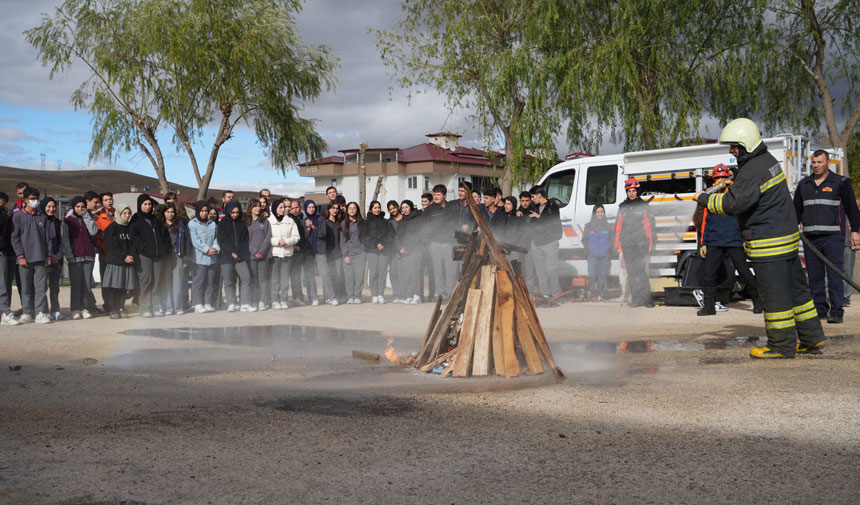 Bayburtta Ogrencilere Deprem Ve Yangin Egitimi2