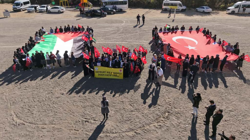 Ogrencilerin Hazirladigi Filistin Gemileri Coruh Nehrinde3
