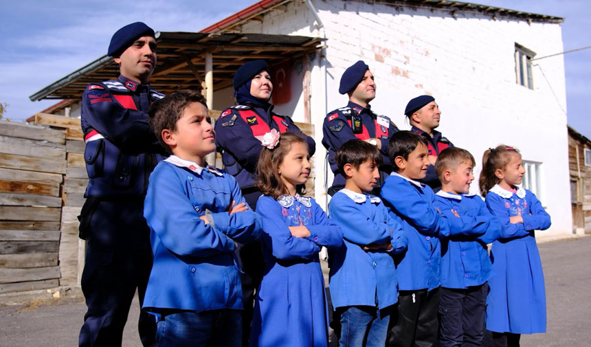 Bayburt Jandarmadan Ugrakli Ogrencilere Cumhuriyet Surprizi1