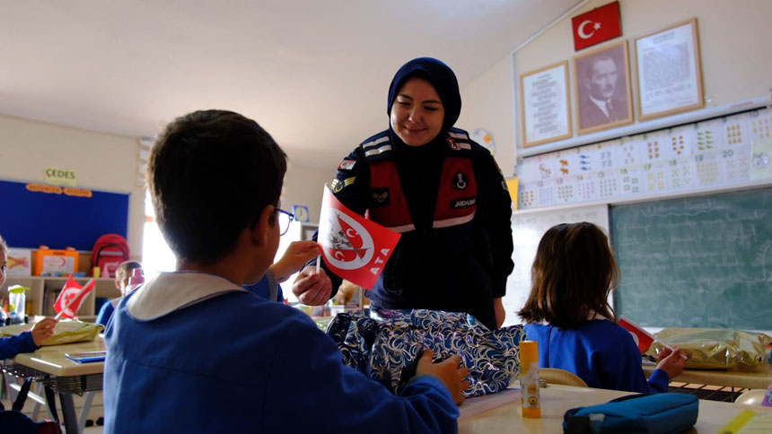 Bayburt Jandarmadan Ugrakli Ogrencilere Cumhuriyet Surprizi3