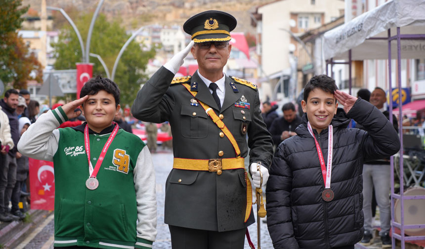 Bayburtta Cumhuriyetin 102 Yil Donumu Coskuyla Kutlandi3