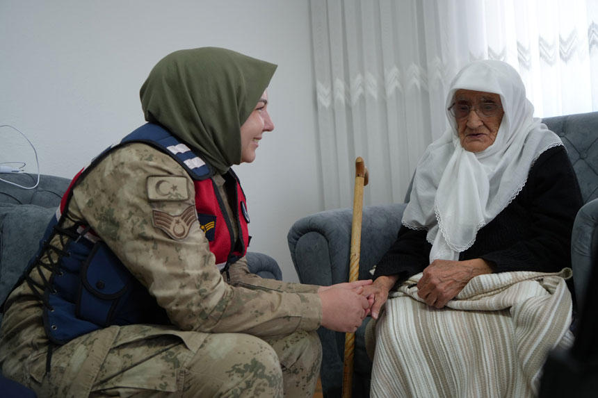 O Sevgi Jandarmayi Harekete Gecirdi 97 Yasindaki Rabiye Nineye Ziyaret2