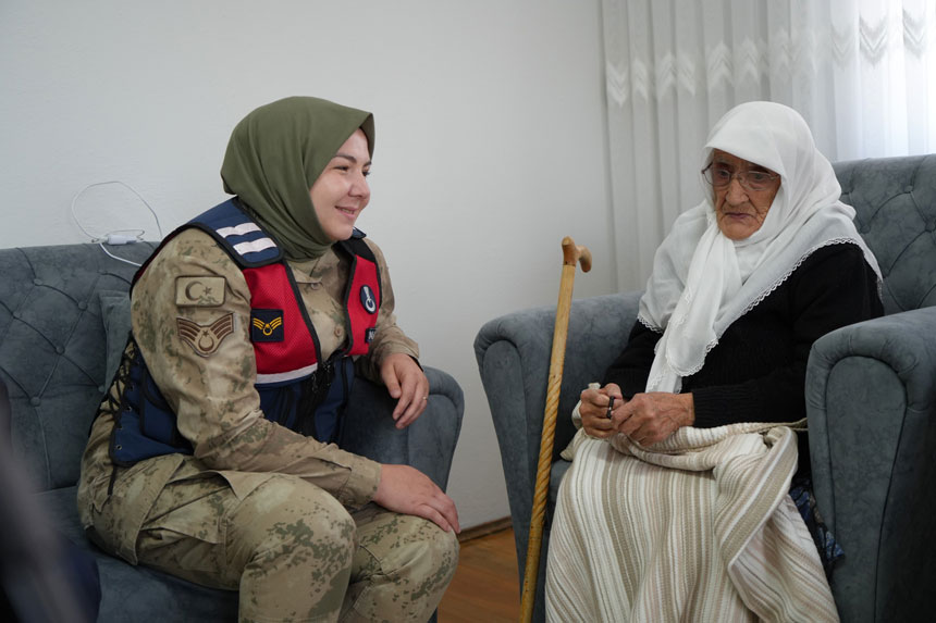 O Sevgi Jandarmayi Harekete Gecirdi 97 Yasindaki Rabiye Nineye Ziyaret3