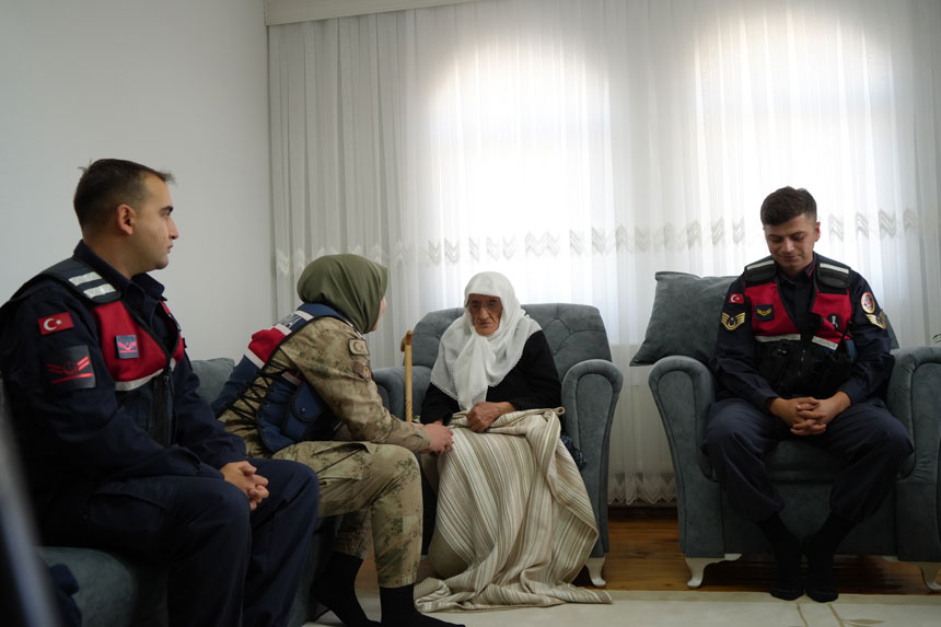 O Sevgi Jandarmayi Harekete Gecirdi 97 Yasindaki Rabiye Nineye Ziyaret4