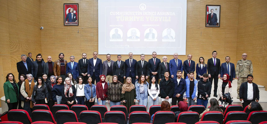 Bayburt Universitesinde Cumhuriyetin Ikinci Asrinda Turkiye Yuzyili Paneli2