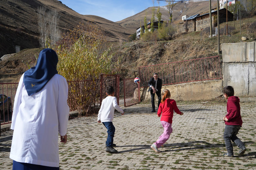 Yoncali Ile Gonul Koprusu Kurdu Koyun Hem Ogretmeni Hem Gelini1
