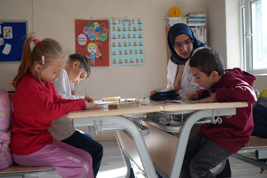 Yoncali Ile Gonul Koprusu Kurdu Koyun Hem Ogretmeni Hem Gelini2