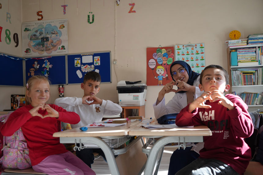 Yoncali Ile Gonul Koprusu Kurdu Koyun Hem Ogretmeni Hem Gelini5