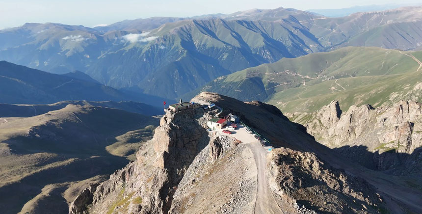 3 Bin 100 Rakimdaki Kirklar Dagi Mescidi Yanginda Yok Oldu