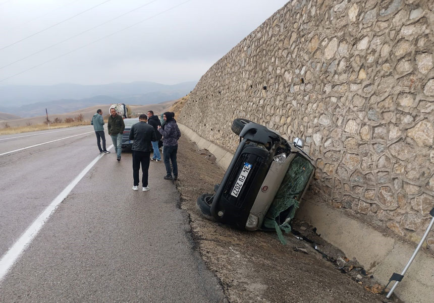 Bayburt Erzurum Karayolunda Trafik Kazasi 3 Yarali Hastaneye Kaldirildi1