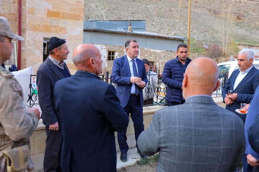 Vali Eldivan 5 Koyu Birbirine Baglayan Grup Yolu Calismalarini Denetledi1