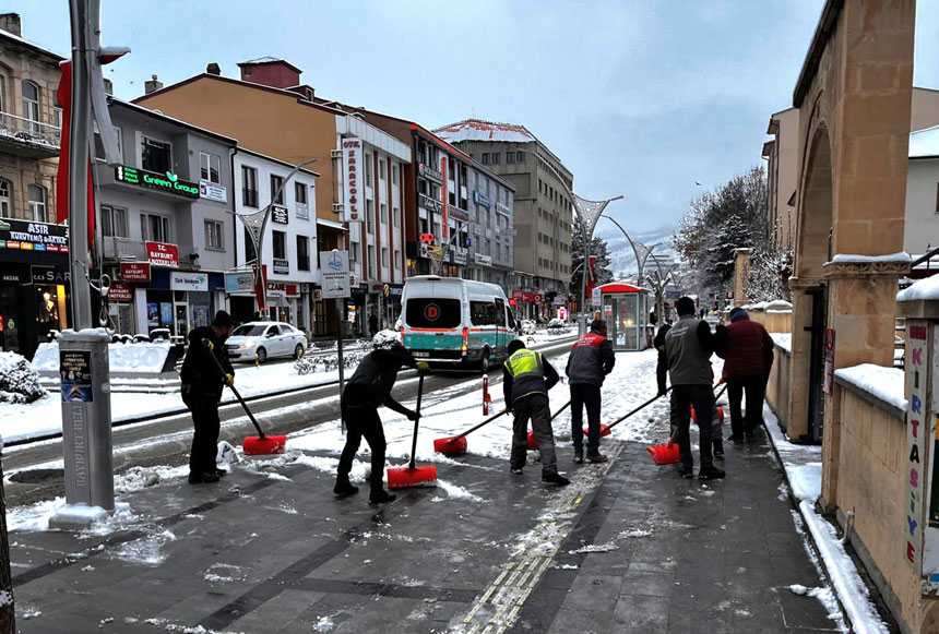 Bayburtta Ekipler Kar Mesaisine Geceden Basladi2