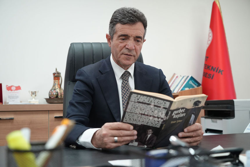 Bayburtlu Mudurun Vefa Defteri 40 Yil Sonra Mezun Oldugu Okulun Anilarini Topluyor1