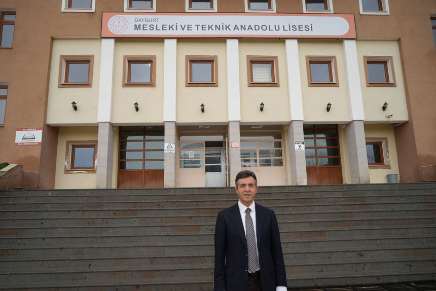 Bayburtlu Mudurun Vefa Defteri 40 Yil Sonra Mezun Oldugu Okulun Anilarini Topluyor2