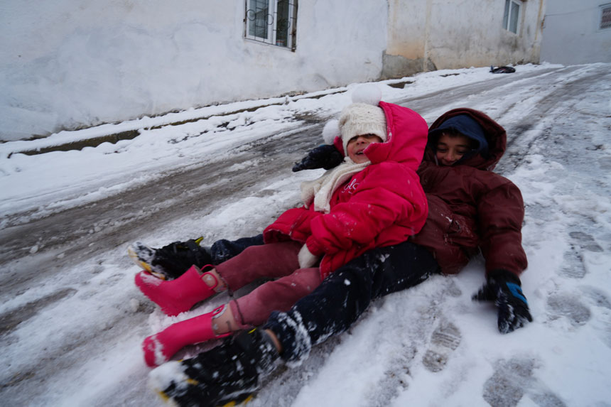 Kardes Sevgisi Soguk Tanimadi Singah Mahallesinde Renkli Goruntuler1