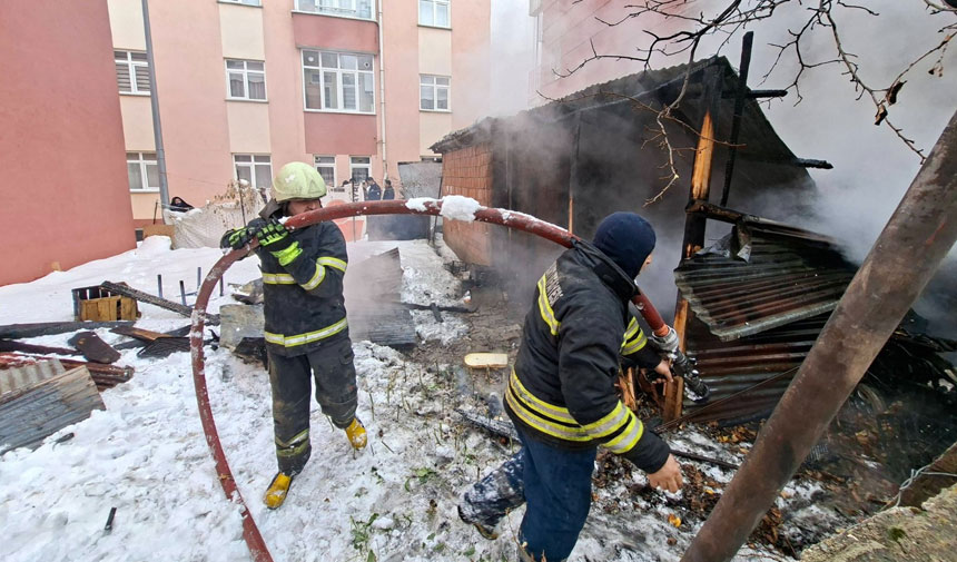 Bayburtta Korkutan Yangin Depo Ve Garaj Alevlere Teslim Oldu1