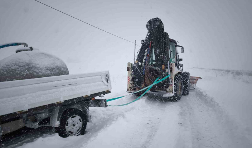 Bayburtta Mahsur Kalan Suruculerin Imdadina Ekipler Yetisti1