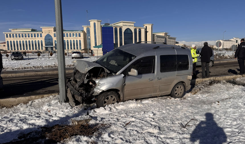 Bayburtta Zincirleme Kaza Kavsakta Uc Arac Carpisti 4 Yarali2