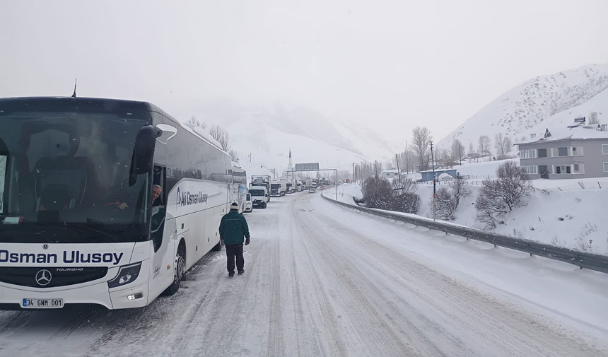Kop Daginda Cig Dustu Yuzlerce Arac Kop Koyunde Bekletiliyor3