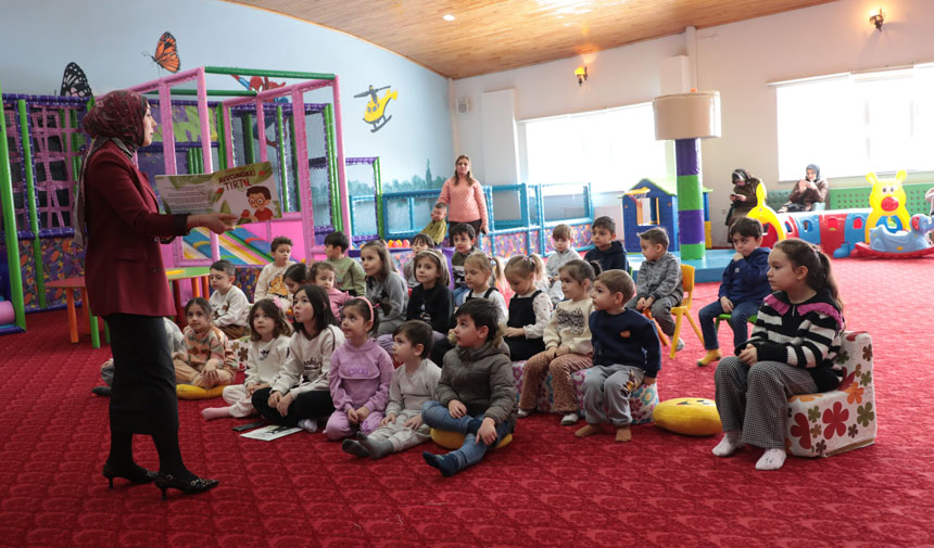 Bayburtta Masal Tadinda Bulusma Cocuklar Avucumdaki Tirtil Ile Tanisti3