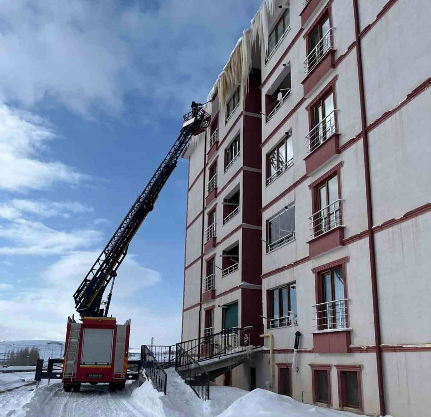 Bayburt Eksi 18I Gordu Dev Buz Sarkitlari Kiriliyor