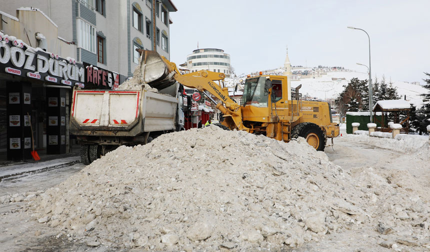 Bayburtta Caddeler Ve Kaldirimlar Kardan Arindiriliyor