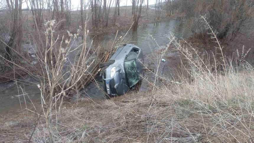 Bayburtta Korkutan Kaza Kontrolden Cikan Otomobil Dereye Uctu1