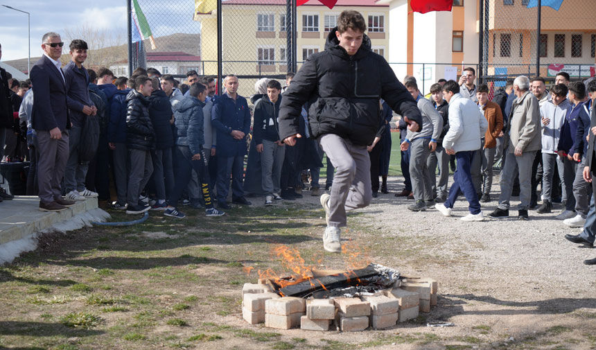 Bayburtta Nevruz Coskusu Ates Yakildi Demir Dovuldu1
