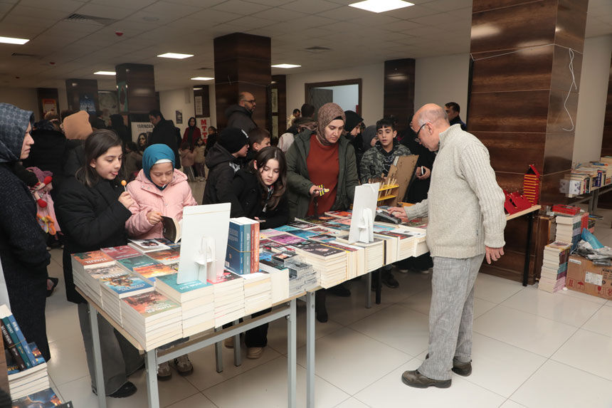 Bayburt Belediyesi Kitap Gunlerinde Hacivat Karagoz Nesesi3
