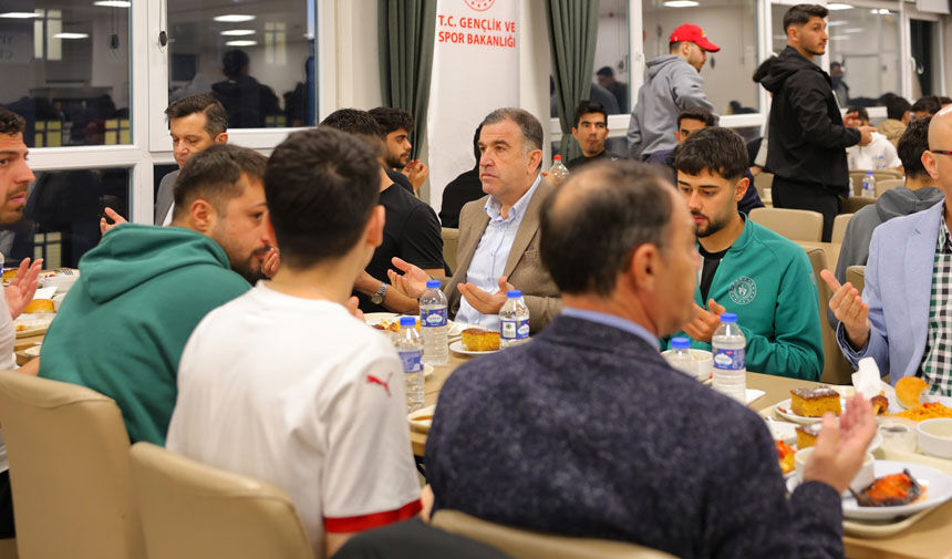 Vali Eldivan Kyk Bayburt Erkek Ogrenci Yurdunda Iftar Acti1