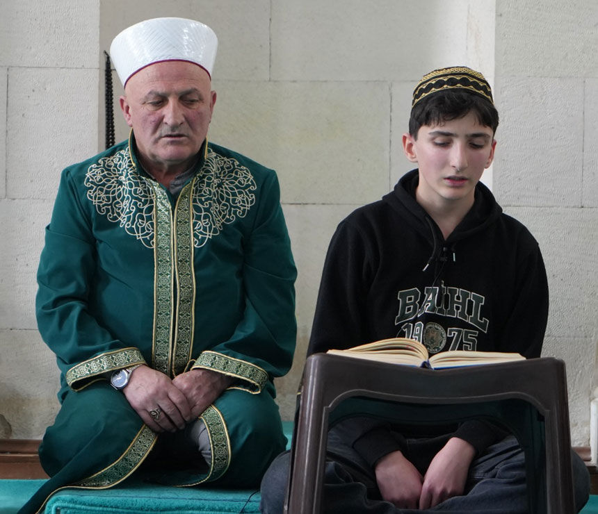 Yakutiye Camide Manevi Bulusma Babasinin Izinde Mukabele Okuyor1