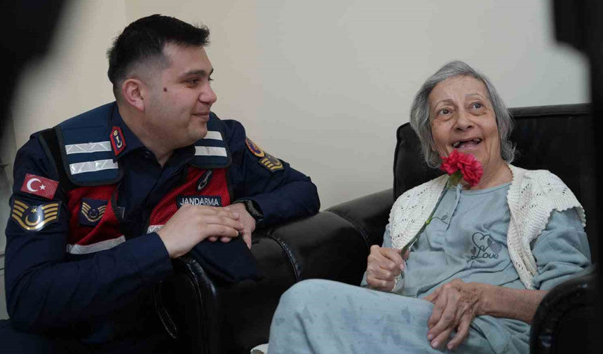 Bayburtta Huzurevi Sakinlerine Jandarma Surprizi Buyuklerin Yuzu Guldu1-1