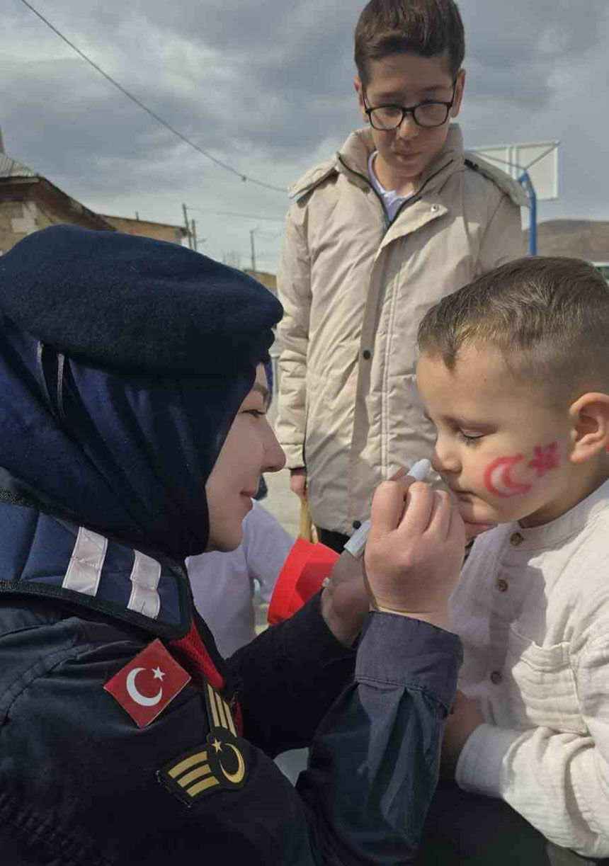 Jandarma Kirkpinar Koyunde Cocuklarin Sevincine Ortak Oldu1