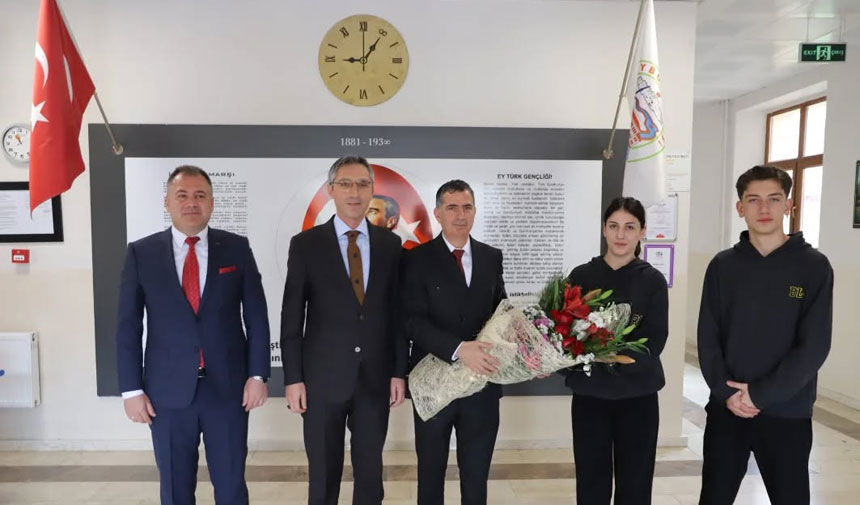 Milletvekili Ates Bayburt Lisesinde Ogrencilerle Bir Araya Geldi2