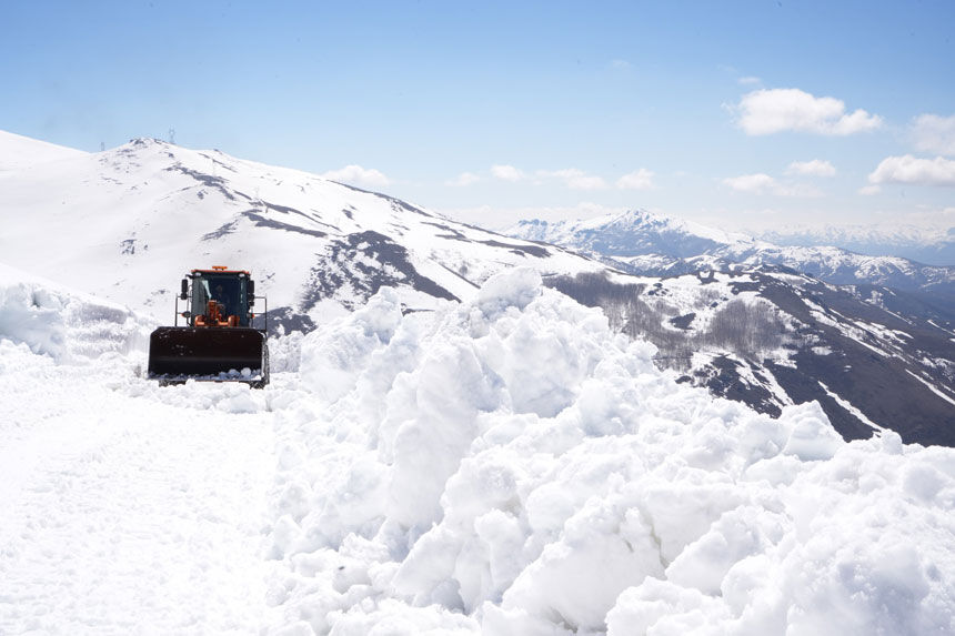 Bayburtta Bahar Mesaisi Dev Kar Kutleleri Is Makineleriyle Asiliyor1
