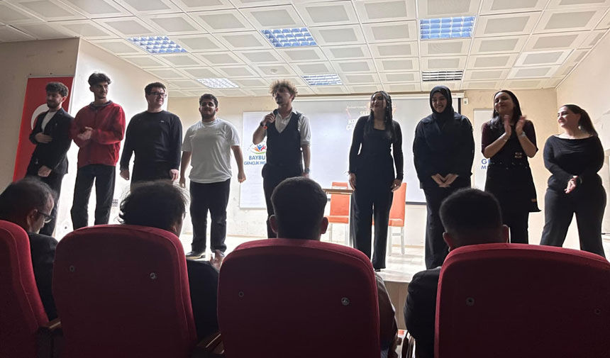 Bayburt Genclik Merkezinde Tiyatro Gecesi Kopya Cetesi Ve Kahve Sogurken2