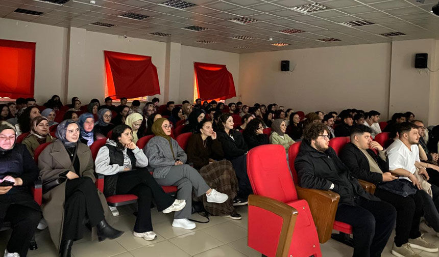 Bayburt Genclik Merkezinde Tiyatro Gecesi Kopya Cetesi Ve Kahve Sogurken3