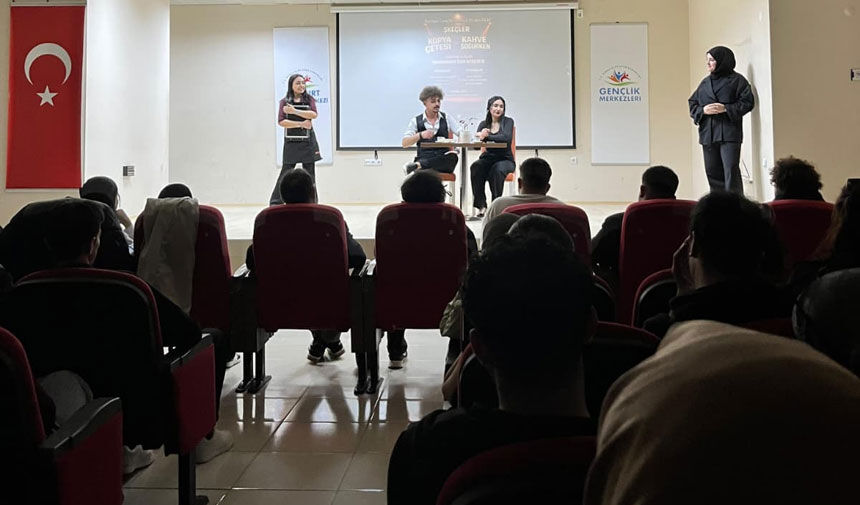 Bayburt Genclik Merkezinde Tiyatro Gecesi Kopya Cetesi Ve Kahve Sogurken4