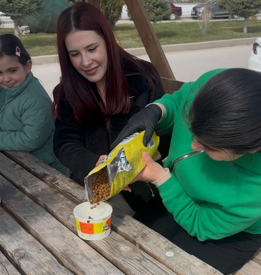 Bayburtta 2 Nisan Farkindaligi Ozel Ellerden Sokak Hayvanlarina Iyilik Dokunusu1
